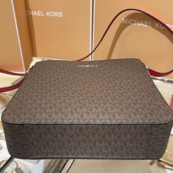 MICHAEL KORS 
Jet Set Travel Large Logo Messenger Bag
COLOR BRIGHT RED
NWT - Picture 6 of 16